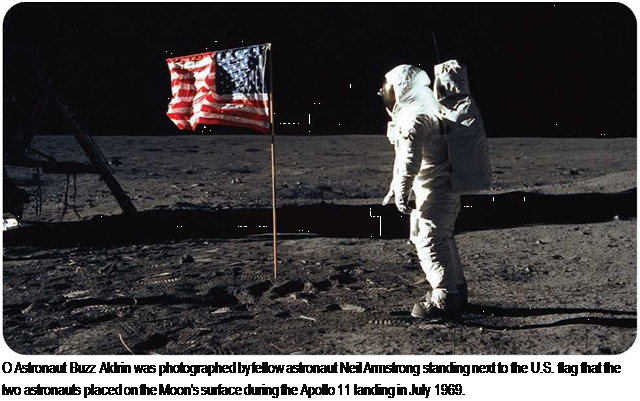 Подпись: О Astronaut Buzz Aldrin was photographed by fellow astronaut Neil Armstrong standing next to the U.S. flag that the two astronauts placed on the Moon's surface during the Apollo 11 landing in July 1969. 