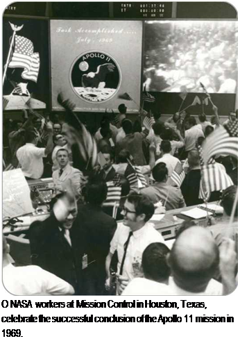 Подпись: О NASA workers at Mission Control in Houston, Texas, celebrate the successful conclusion of the Apollo 11 mission in 1969. 