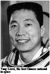 Подпись: Yang Liwei, the first Chinese national in space 