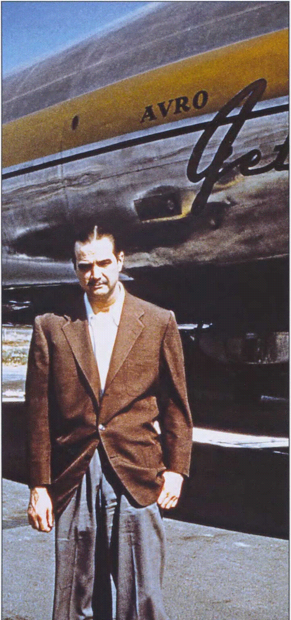 Подпись: Howard Hughes posed for fellow aviator Don Rogers in front of the Avro Jetliner at the Hughes Culver City, California, airfield in April 1952. This is reportedly the only color photograph ever taken of the camera-shy recluse. Captain Rogers was Avro Canada's chief test pilot. (Don Rogers via Bill Mellberg) 