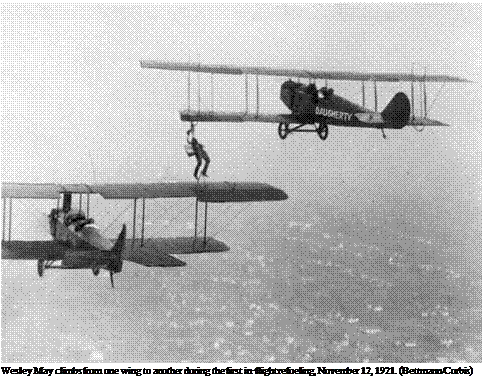 Подпись: Wesley May climbs from one wing to another during the first in-flight refueling, November 12, 1921. (Bettmann/Corbis) 